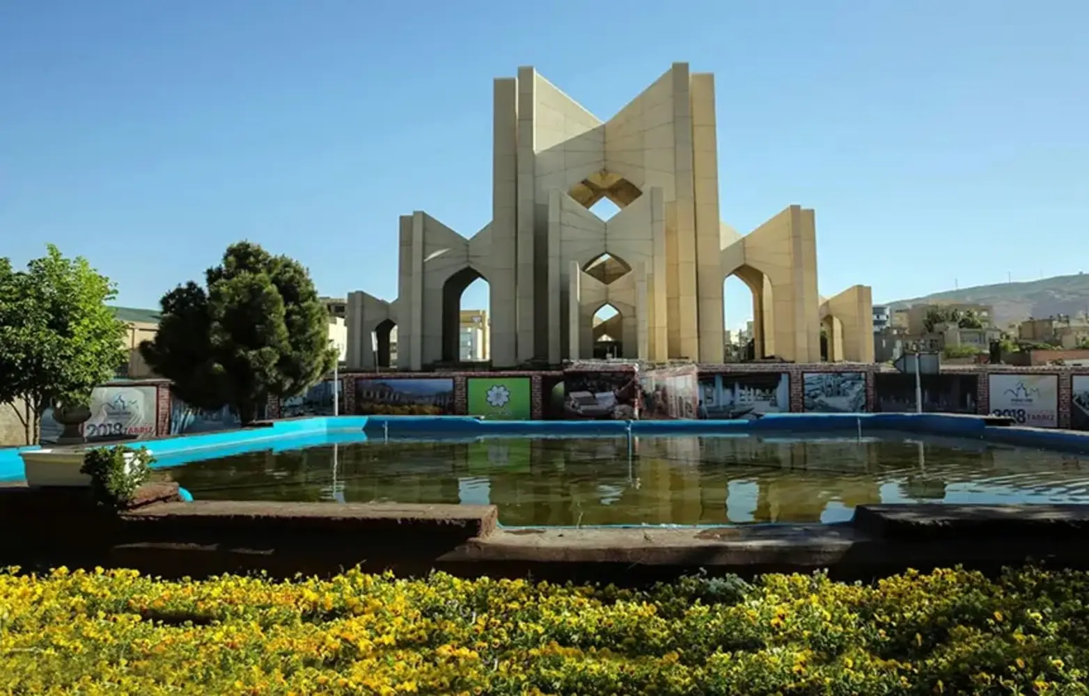راهنمای بازدید از مقبره الشعرا تبریز؛ تاریخ، معماری و مزار شاعران