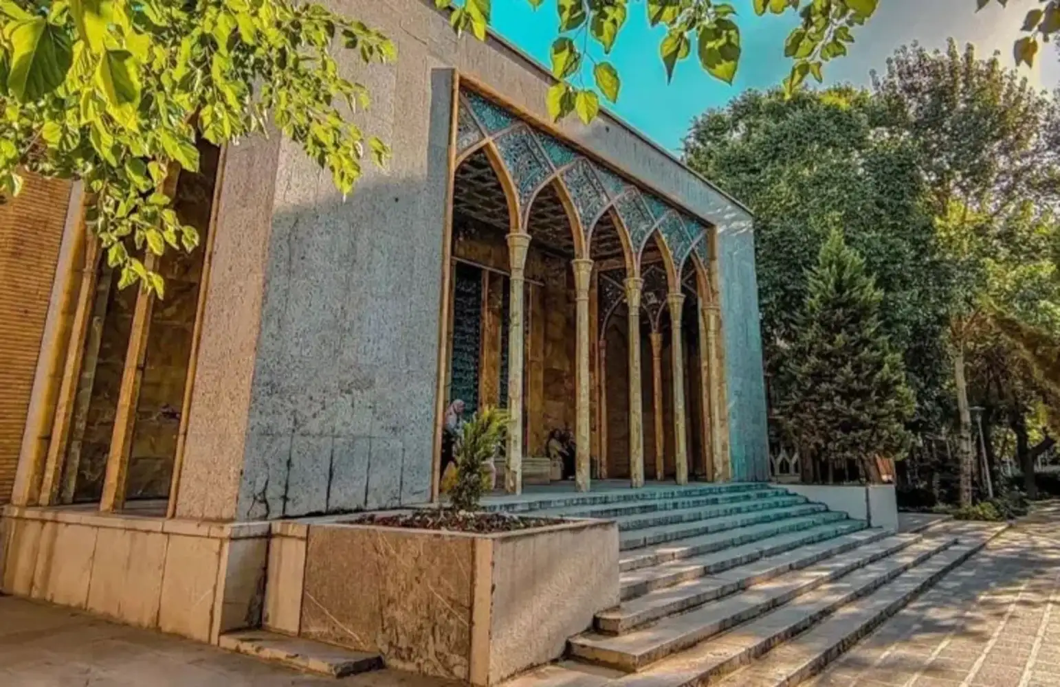 راهنمای بازدید از مقبره الشعرا تبریز؛ تاریخ، معماری و مزار شاعران