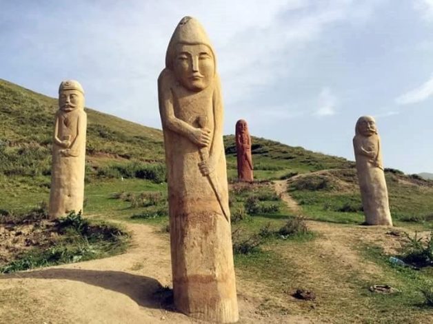 خالد نبی: سرزمین تندیسهای سنگی